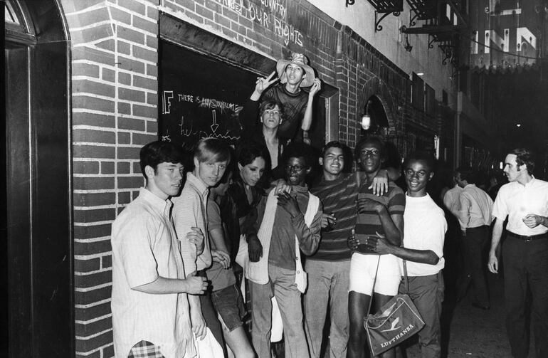 Grupo en la vereda del Stonewall Inn durante los días de las revueltas de 1969.