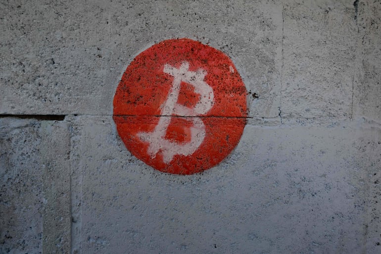 Imagen ilustrativa: el logotipo de bitcoin en una pared.