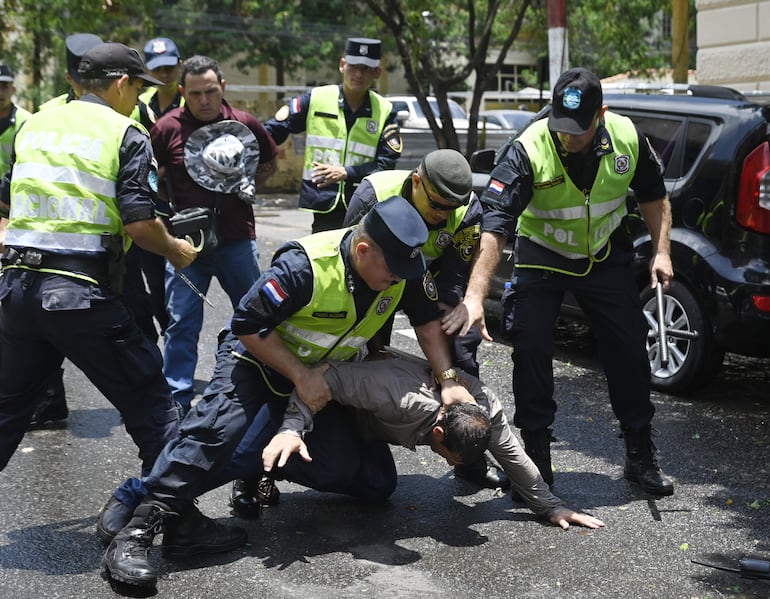 Represión a manifestantes contra ley de Superintendencia.