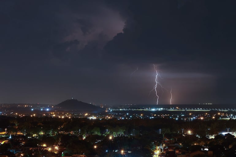 De acuerdo al último reporte de la Dirección de Meteorología, tormentas llegarán a cuatro departamentos de nuestro país. EFE/ Juan Pablo Pino