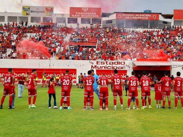 El recibimiento a la selección de Paraguarí en la revancha de las semifinales del Campeonato Nacional de Interligas en el estadio Municipal de Carapeguá.