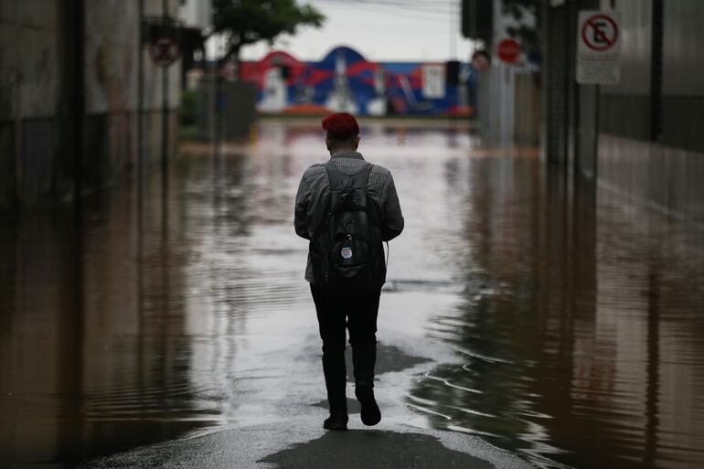 Las inundaciones en Rio Grande do Sul -estado fronterizo con Argentina y Uruguay- tomaron no solo las áreas próximas a la orilla sino también importantes avenidas como Mauá y Conceiçao y hasta la terminal de autobuses intermunicipales y los centros de entrenamiento del Internacional y el Gremio, los dos mayores clubes de fútbol de Porto Alegre.