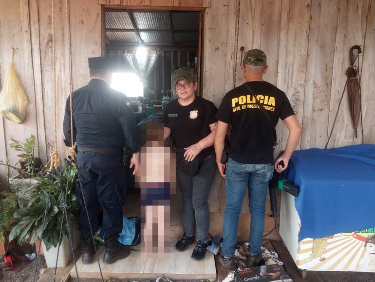 Niño que fue rescatado volvió a su casa sano y salvo. En la imagen está en compañía de la Policía.(gentileza).