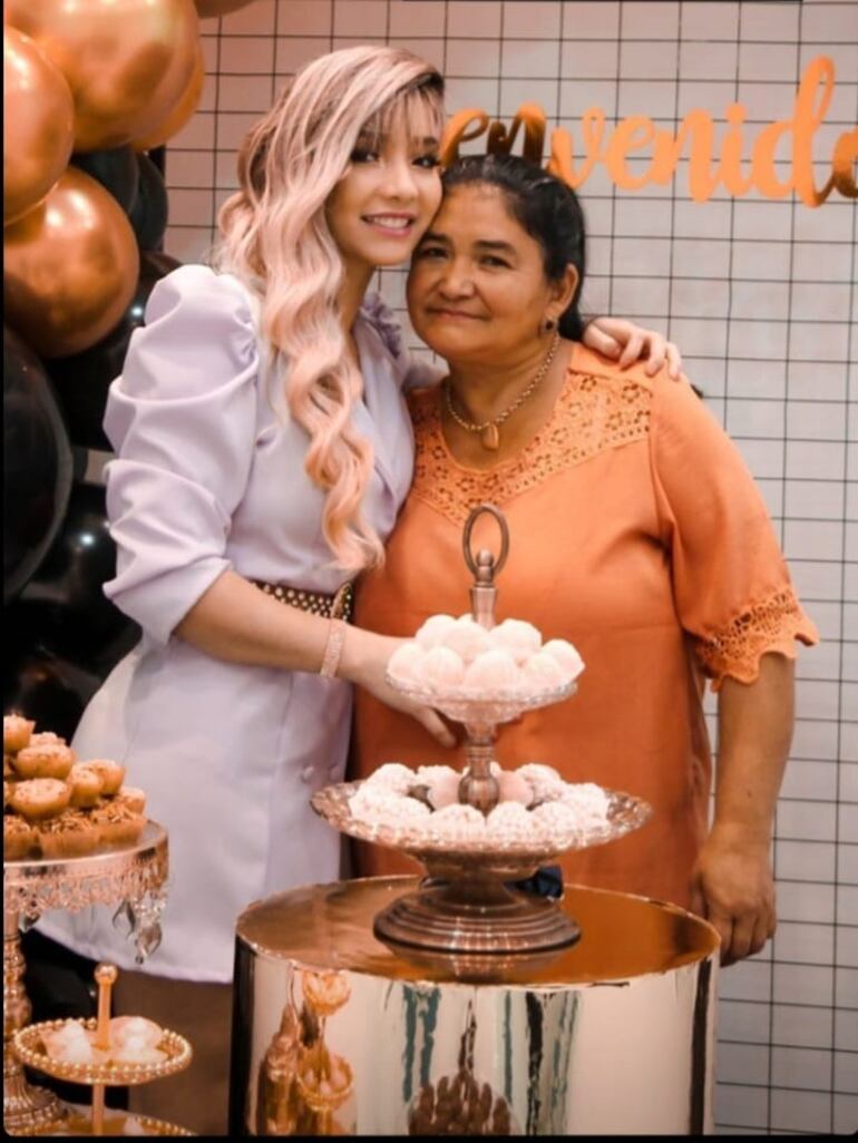 Marilina Bogado y doña Saturnina. Con esta imagen saludó la cantante a la cumpleañera. (Captura de la historia de Instagram de Marilina Bogado)