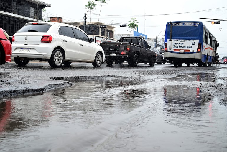 Avenida Eusebio Ayala está en ruinas en la mayor parte de su recorrido por Asunción.