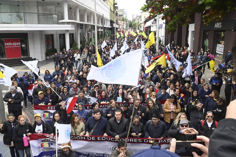 Unos 5.000 docentes protestaron en el centro de Asunción en rechazo de la ley de la carrera civil.