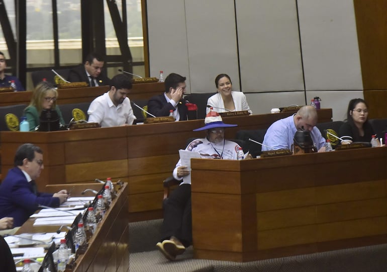 Juntos pero distanciados: en la hilera de abajo; Miguel Martínez (i), Jatar Fernández y Leidy Galeano.