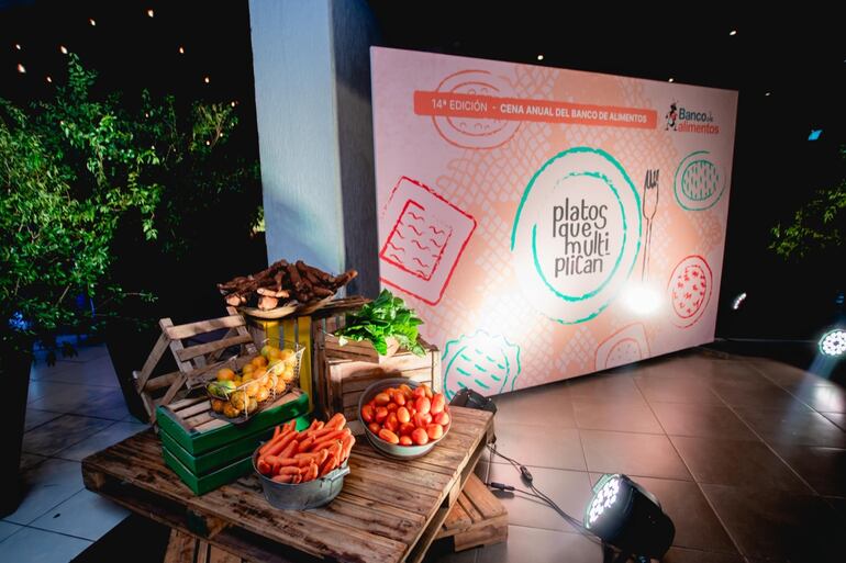 La cena anual del Banco de Alimentos: 20 años de solidaridad multiplicando platos, moviliza la solidaridad de la gente bajo el lema #PlatosQueMultiplican.