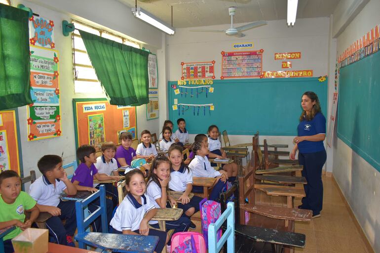 A pesar de las condiciones edilicias, sonrientes los niños volvieron a las clases.