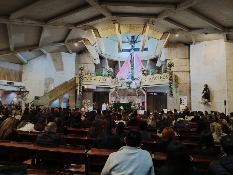 Fieles católicos celebran el Día de María Auxiliadora en el Santuario de Asunción.