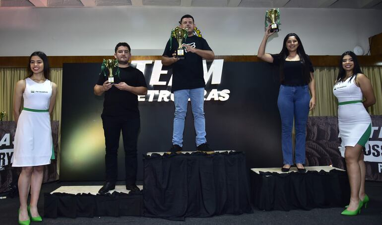 Ezequiel Samudio (centro) fue el campeón en Motos del Grupo N hasta 250 cc.. Magui Brítez (der.), 2ª, y Rosalino Fleitas, 3°.