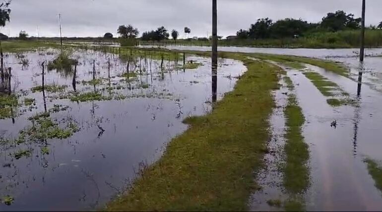 Camino intransitable entre Estero Camba y San Juan de Ñeembucú.