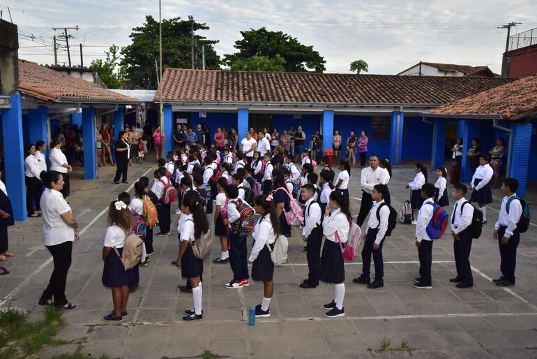 Inicio de clases en la escuela Sotero Colman, en el Bañado Sur de Asunción.