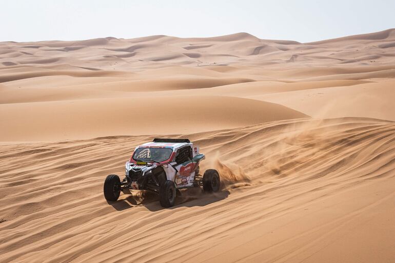 El paraguayo Óscar Santos Peralta y el brasileño Lourival Roldán pasaron de esta forma por las dunas de Arabia Saudi, en la etapa 3. 
