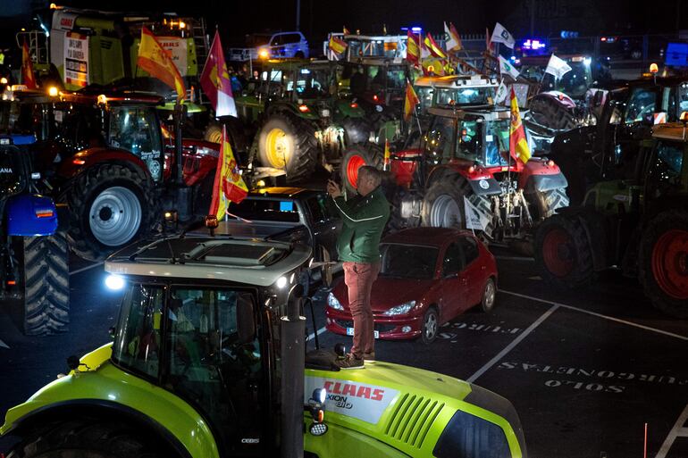 Los tractores de los agricultores concentrados en la A-42 a la altura de Torrejón de la Calzada, un de los puntos desde los que parten para manifestarse en la Plaza de la Independencia de Madrid, en protesta por la situación del sector. 
