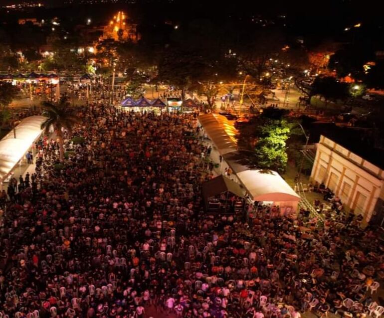 Más de 5.000 personas disfrutaron de la noche central del Festival del Lago Ypacaraí.