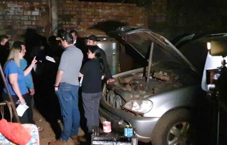 La camioneta Mercedes Benz que habría sido utilizada durante el intento de robo fue localizada en el lugar.