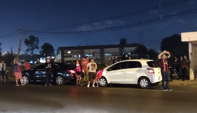 Por varias horas hinchas esperaron a los jugadores a la salida del aeropuerto.