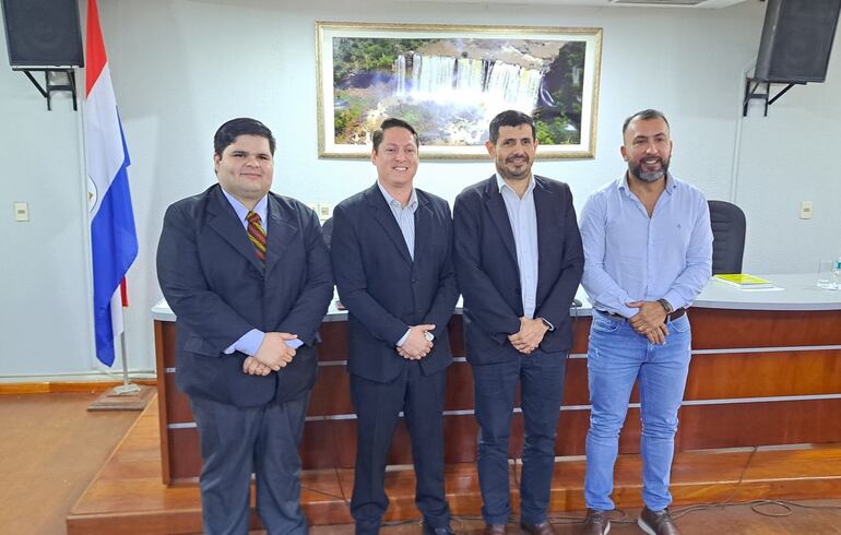 Los nuevos miembros de la mesa directiva: Marcelo Ramírez (YoCreo), secretario político 2; Carlos Ávalos (ANR), secretario político 1; Elio Castillo (PLRA), presidente; y Fernando Schuster (ANR), vicepresidente.