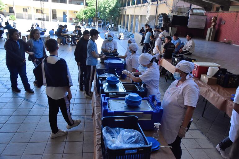 Hasta este año, el MEC provee almuerzo escolar, así como colación o cena, a estudiantes del nivel medio de Asunción.