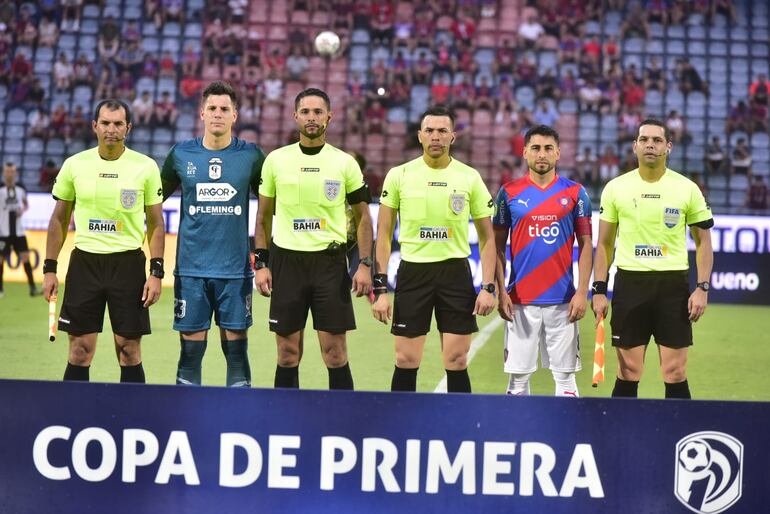 Los capitanes de Tacuary y Cerro Porteño, Gaspar Servio (i) y Federico Carrizo (d), junto a los árbitros.