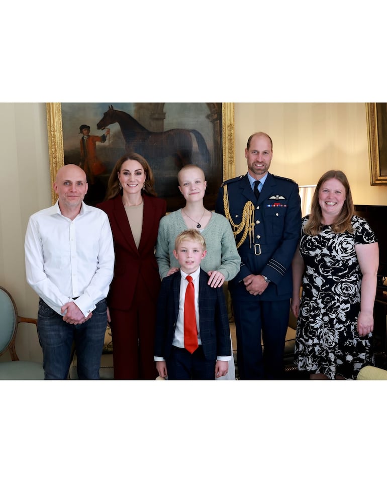 Kate Middleton posa junto a Liz y su familia en el Castillo de Windsor. (Instagram/The Prince and Princess of Wales)