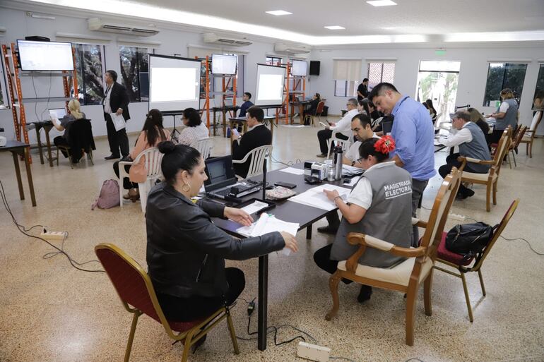 Comenzó ayer el cómputo de las actas electorales de las elecciones municipales complementarias.