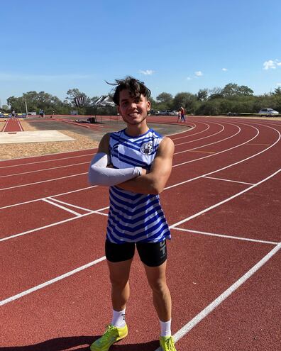 Alexander Villalba (16 años) estableció un nuevo récord nacional en salto largo, en el nuevo campo que se estrenó en Filadelfia, Chaco.