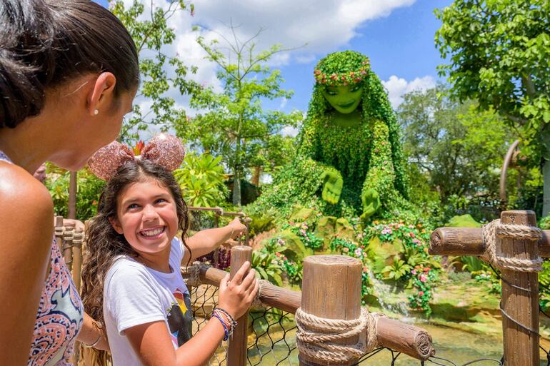 Unas personas visitan la nueva atracción Journey of Water inspirada por "Moana", inaugurada en el parque temático de EPCOT en Lake Buena Vista, Florida (EE.UU.). Walt Disney World, en el centro de Florida (EE.UU.), abrió las puertas de su nueva atracción Journey of Water, la primera inspirada en la película de animación "Moana" y que debuta en el marco del centenario de Disney, informó este martes la firma.