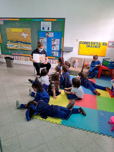 El programa Primera Infancia lo ejecuta el MEC con recursos del FEEI desde 2015.  Docentes titulares y auxiliares, psicólogos y maestras mochileras exigen continuidad del plan y estabilidad laboral.