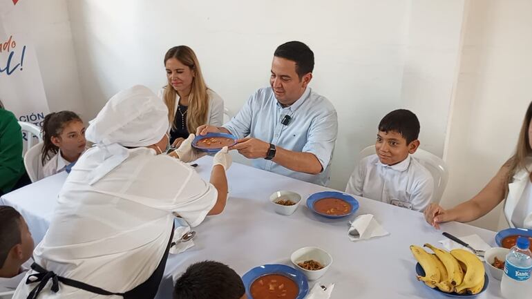 El gobernación de Central, Ricardo Estigarribia compartió el almuerzo con los estudiantes y garantizó el alimentó, junto al desayuno y merienda durante todo el año.