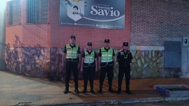 Agentes policiales custodian instituciones educativas del sector privado este lunes.