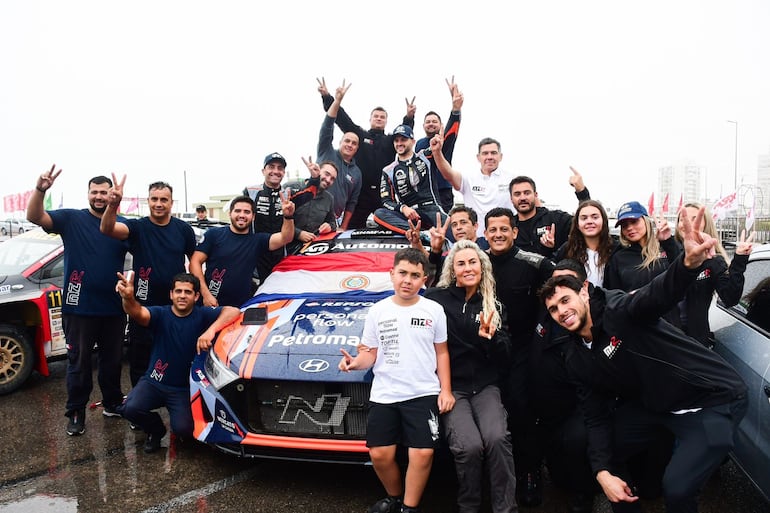 El pleno del equipo MZ Racing celebró en Punta del Este, Uruguay, el segundo título consecutivo de campeón logrado   por Fau Zaldívar y Marcelo der Ohannesian.