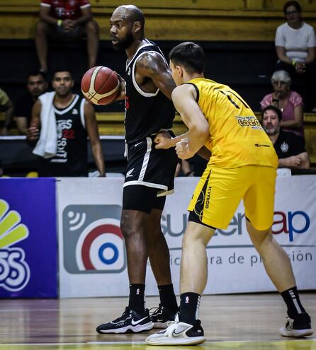 Charles Thomas, jugador de Olimpia Kings, y Nicolás Tischler, jugador de Colonias Gold.