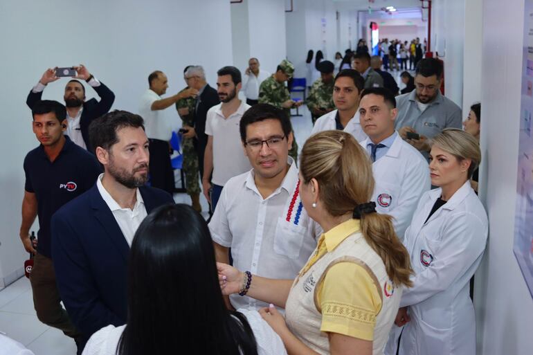 Luis López Lafuente, Vicerrector Académico de la UCP, César Torres Argüello, Gobernador de Alto Paraná, y María Teresa Barán, Ministra de Salud.