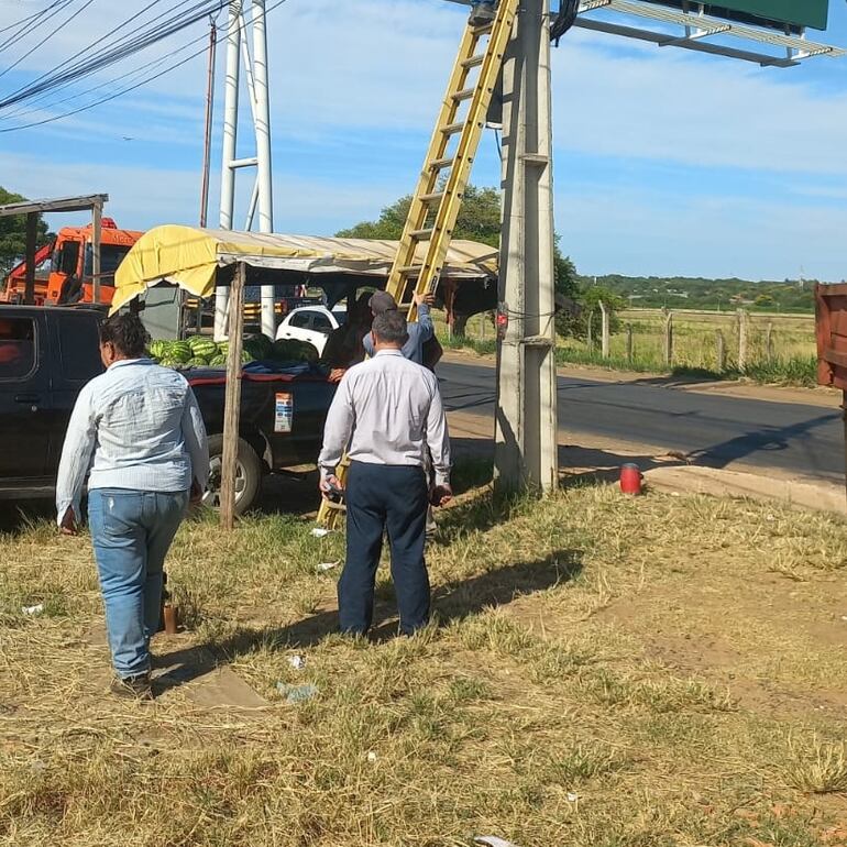 MOPC retira cartel publicitario que invadía señalización de la ruta que conecta el Aeropuerto con Roque Alonso