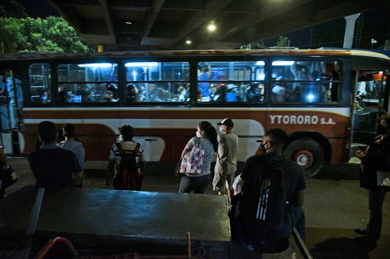 Un colectivo transporta a pasajeros en la noche del martes 30 de marzo sobre la avenida Fernando de la Mora, en Asunción. Otro de los problemas es que todos deben viajar sentados, lo que agrava la situación porque, además de ser pocos los colectivos, llevan pasajeros de acuerdo a su capacidad.