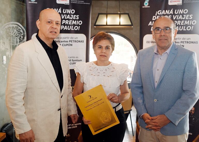 Aldo Miguel Estigarribia, la escribana Patricia Oddone y Jorge Cáceres durante el sorteo de la promo Golden Ticket.