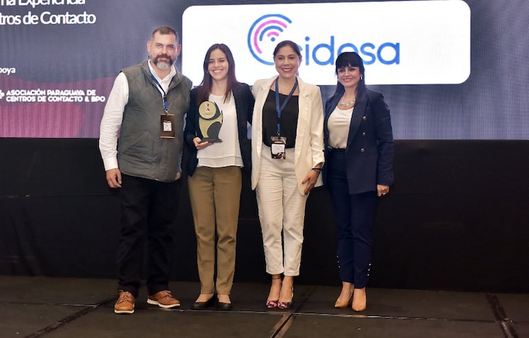 Ganadores reciben su premio durante el CX Innovation Awards.