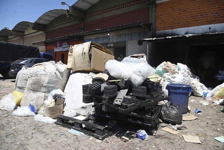 Plásticos, bolsas, cartones y otros materiales acumulados.