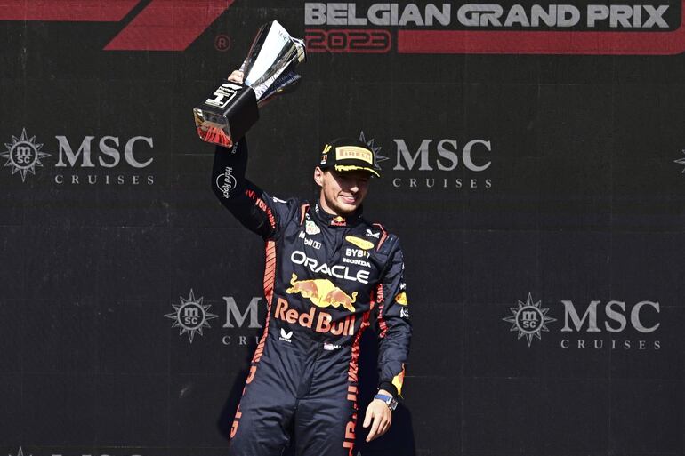 El neerlandés Max Verstappen celebra con el trofeo la victoria en el Gran Premio de Bélgica de Fórmula 1. 