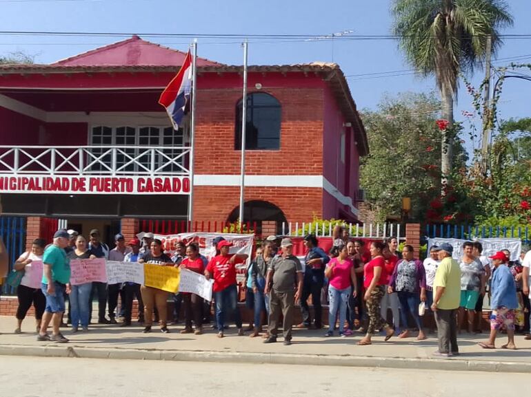 Los manifestantes funcionarios y concejales de la Municipalidad de Puerto Casado.