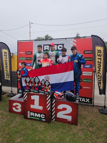 Joaquín Martínez, Ignacio y Sebastián Wasmosy, Giovanni Venzano, Alejandro Samaniego y Santino Espineda con sus trofeos y la bandera tricolor.