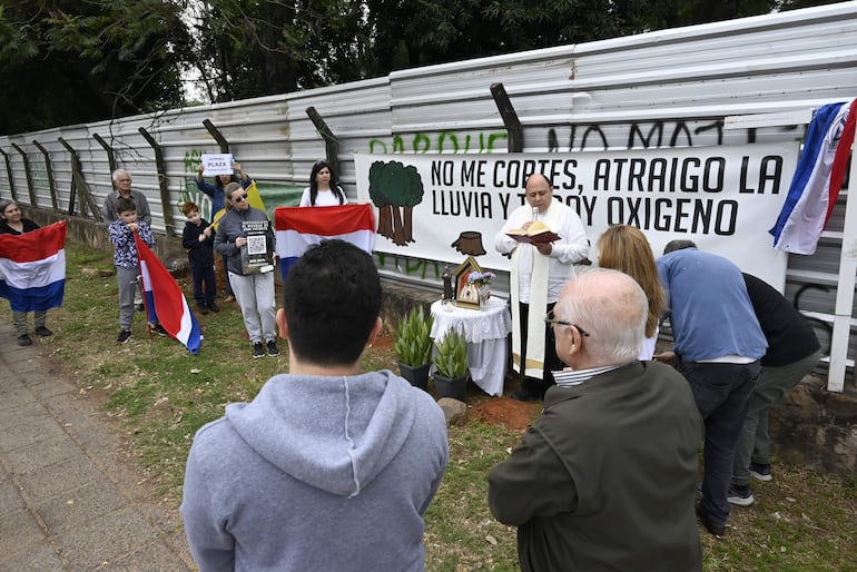 Una de las tantas movilizaciones hechas por los vecinos pidiendo el resguardo del "Bosque San Vicente" (Archivo).