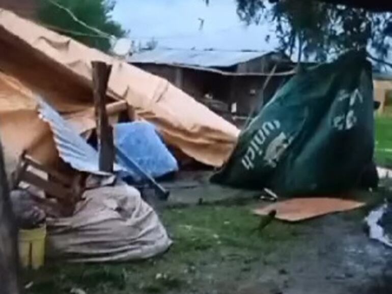 Destrozos de temporal en Las habitaciones destruidas durante el temporal se reparan con el apoyo de la Gobernación y la Municipalidad.