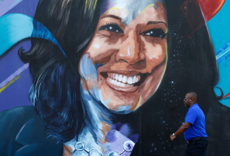 Una persona pasa junto a un mural de la vicepresidenta candidata presidencial demócrata Kamala Harris. Conjurar la crisis de vivienda y sostener el poder adquisitivo mediante medidas fiscales y nuevas normas: la vicepresidenta de Estados Unidos y candidata presidencial demócrata, Kamala Harris, presentó este viernes su programa económico, calificado de inmediato de comunista por su rival republicano Donald Trump.