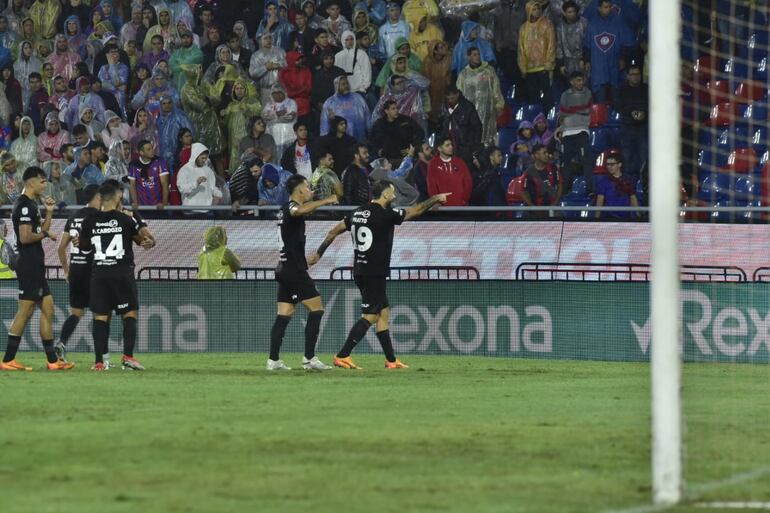 El argentino Lucas Pratto fue autor del primer gol de Olimpia en el superclásico del fútbol paraguayo contra Cerro Porteño en La Nueva Olla por la fecha 17 del torneo Apertura 2024.