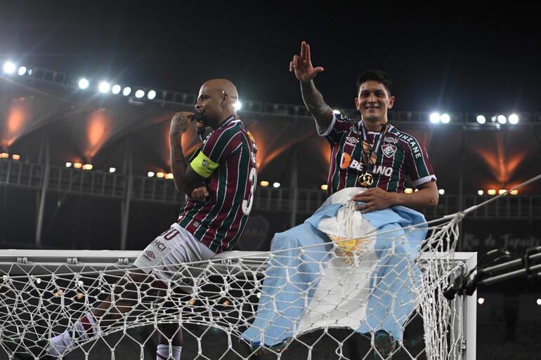 El brasileño Felipe Melo (i) y el argentino Germán Cano, jugadores de Fluminense, celebran la conquista de la Copa Libertadores 2023 sobre uno de los arcos del estadio Maracaná, en Río de Janeiro.