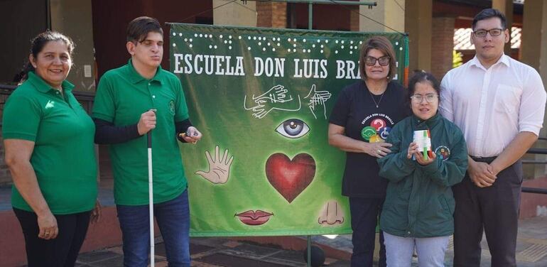 Lic. Olga Maciel, el estudiantes Oliver Acosta y Sandra Orrego, Lic. María Silvia Salcedo, y el Lic. Enrique Monges Cuevas.