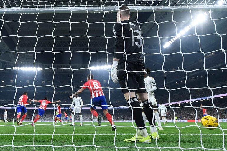 Atletico Madrid players celebrate the equalizing goal scored by Atletico Madrid's Spanish midfielder #14 Marcos Llorente during the Spanish league football match between Real Madrid CF and Club Atletico de Madrid at the Santiago Bernabeu stadium in Madrid on February 4, 2024. (Photo by OSCAR DEL POZO / AFP)